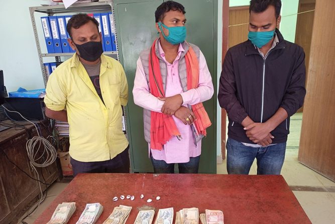 ३ लाखसहित बाँसघारीमा जुवा खेलिरहेका तीन जना  पक्राउ