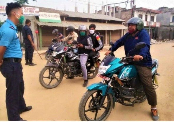 नवलपुरको  चोक-चोकमा प्रहरी चेकिङ, घर बाहिर ननिस्कन  आग्रह