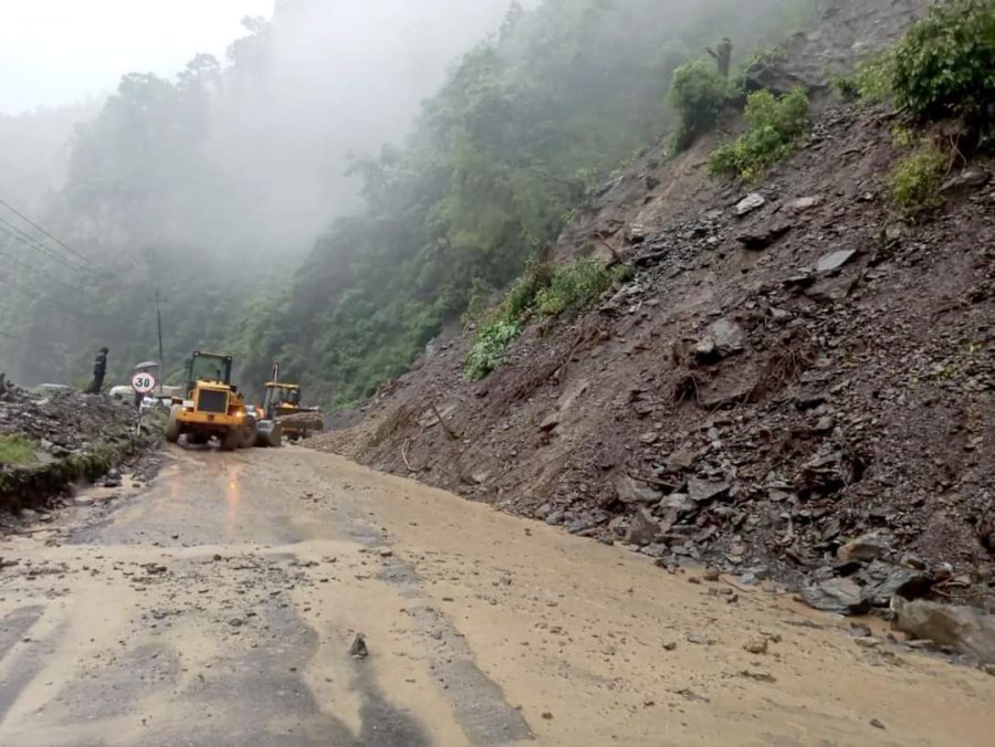 नारायणगढ-मुग्लिङ्ग सडक खण्ड : पहिरोले दुई गाडी बगायो,एक चालकको मृत्यु