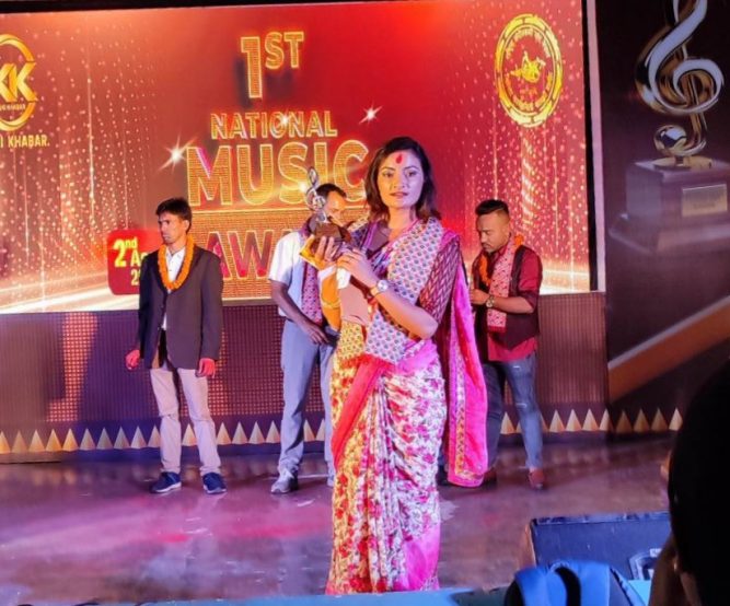'ए माया ए आधिखोले' बाट खनाललाइ सर्वोत्कृष्ट गायिका अवार्ड