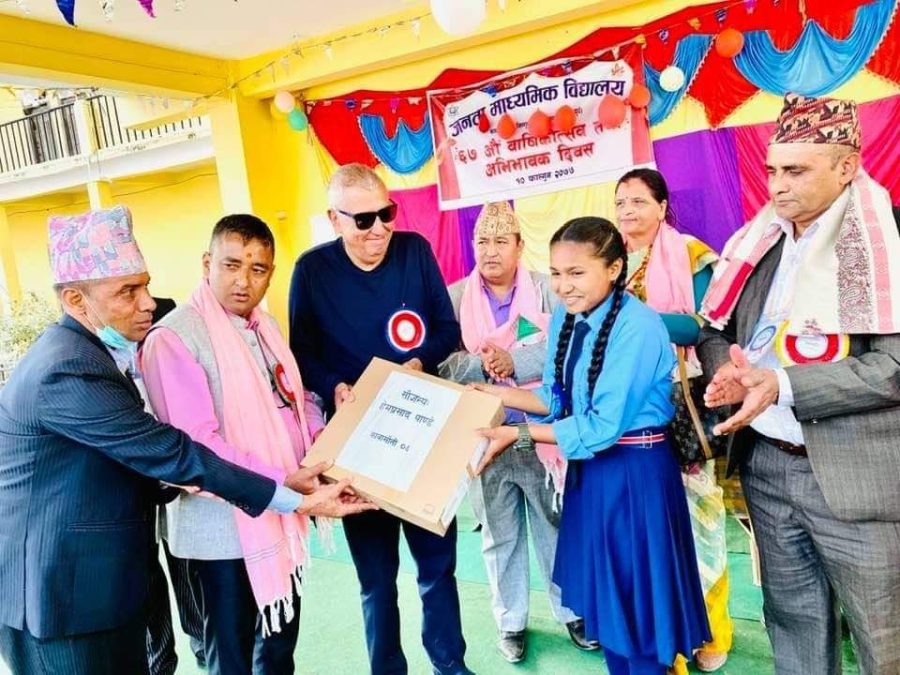 जेहेन्दार बिद्यार्थीलाई वडाध्यक्ष पाण्डेको  ल्यापटप उपहार