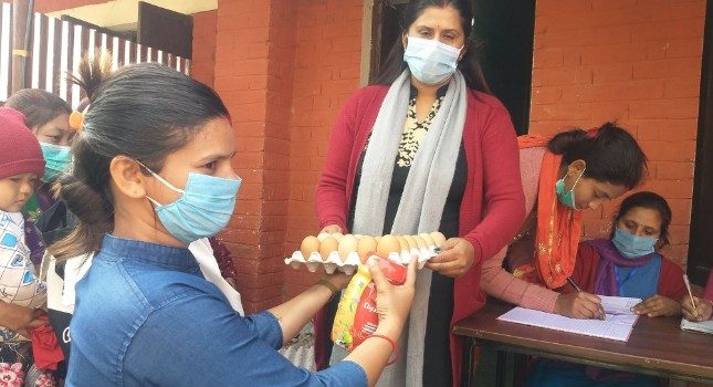 देबचुली १५ का  १ सय ८ आमालाई पोषणयुक्त खाना