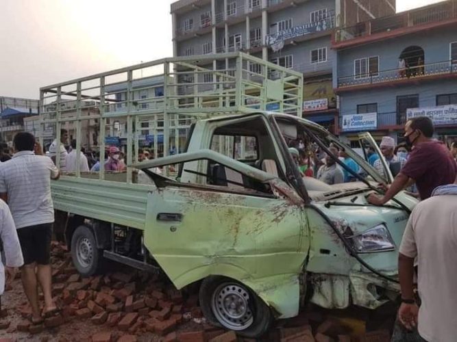 कोटिहवामा मिनी ट्रक अनियन्त्रित भई दुर्घटना