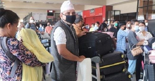 विमानस्थलमा देखिन थाल्यो फरक दृष्य, जानेभन्दा फर्किनेको भिड