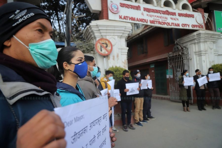 ‘डियर मेयर, सिमेन्ट र डण्डीको कमल हामीलाई चाहिँदैन’ भन्दै काठमाडौं महानगर घेराउ (तस्बिरहरू)